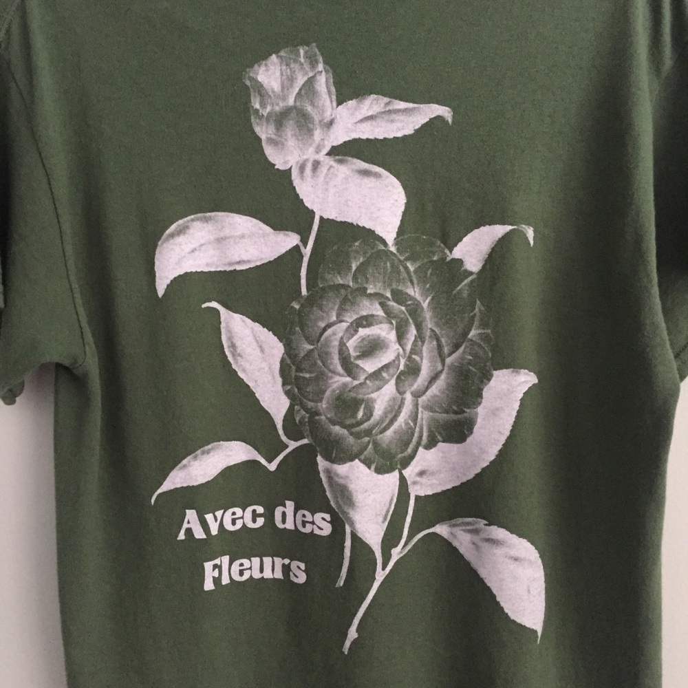 SOLD! URBAN OUTFITTERS AVEC FLEURS GRAPHIC T-SHIRT - Picture 5 of 7